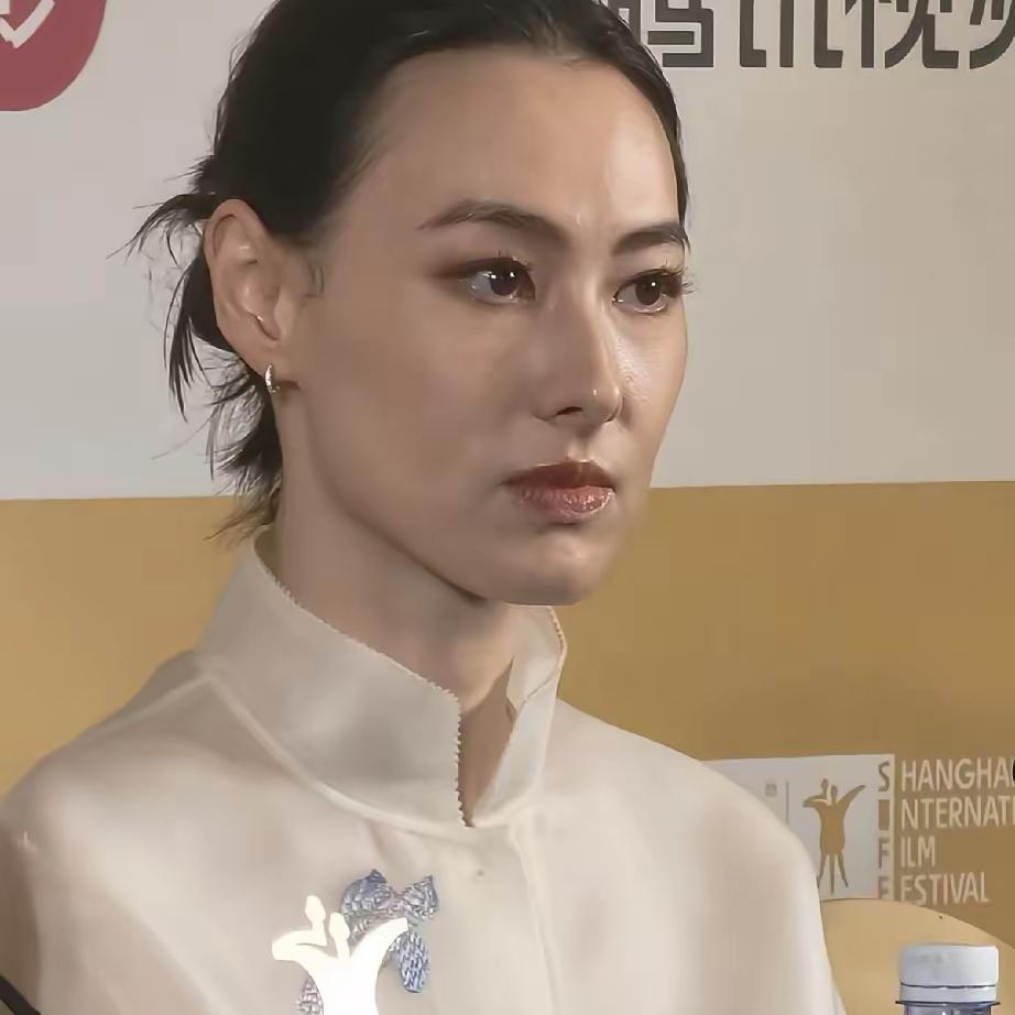 眼神是不会撒谎的，一个人过得开不开心其实很明显。虽然很多人都羡慕梁洛施年纪轻