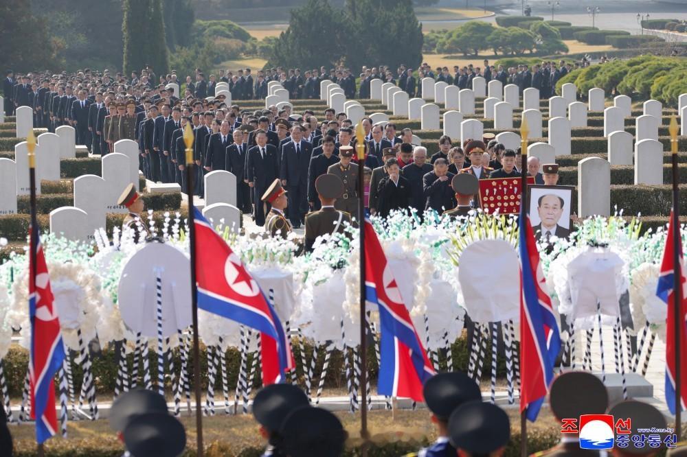 1/2金永南同志葬礼隆重举行朝中社平壤１１月６日电　朝鲜民主主义人民共和国最