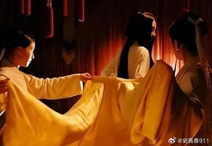 古代的通房丫鬟，其实就是主子行房时候的工具，一整晚都得守在床边，主子需要时，得赶