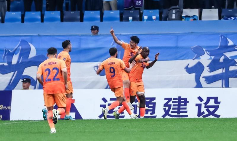 媒体人苗原直播中表示，中超最近两年真正能花钱的也就浙江和玉昆，中超俱乐部疯狂花钱