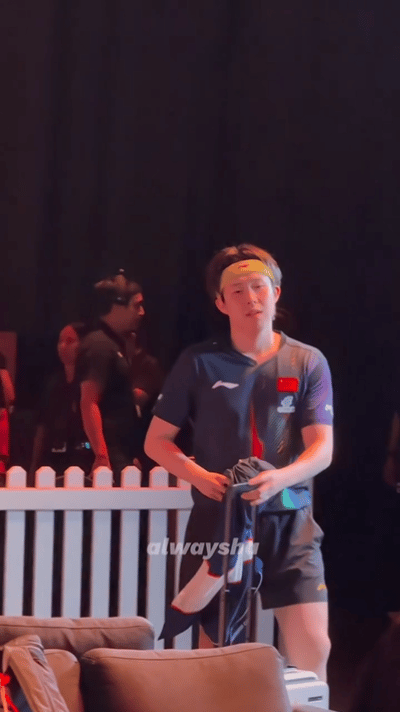 王楚钦在男单夺冠颁奖仪式前，和林昀儒他们聊天。新加坡大满贯，王楚钦战胜林昀儒