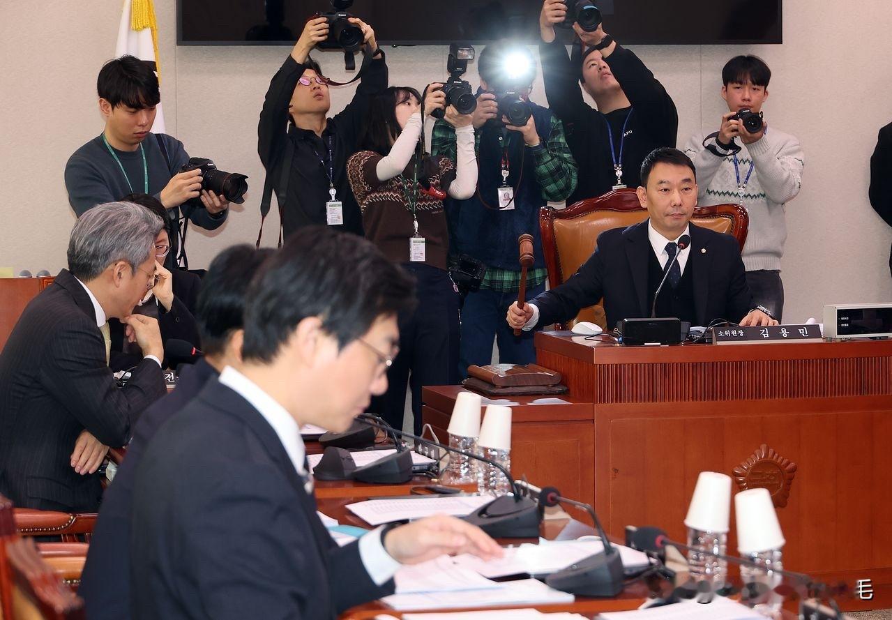 2月20日，韩国共同民主党火速通过赦免法修正案，防止尹锡悦被特赦。国会法制司法委