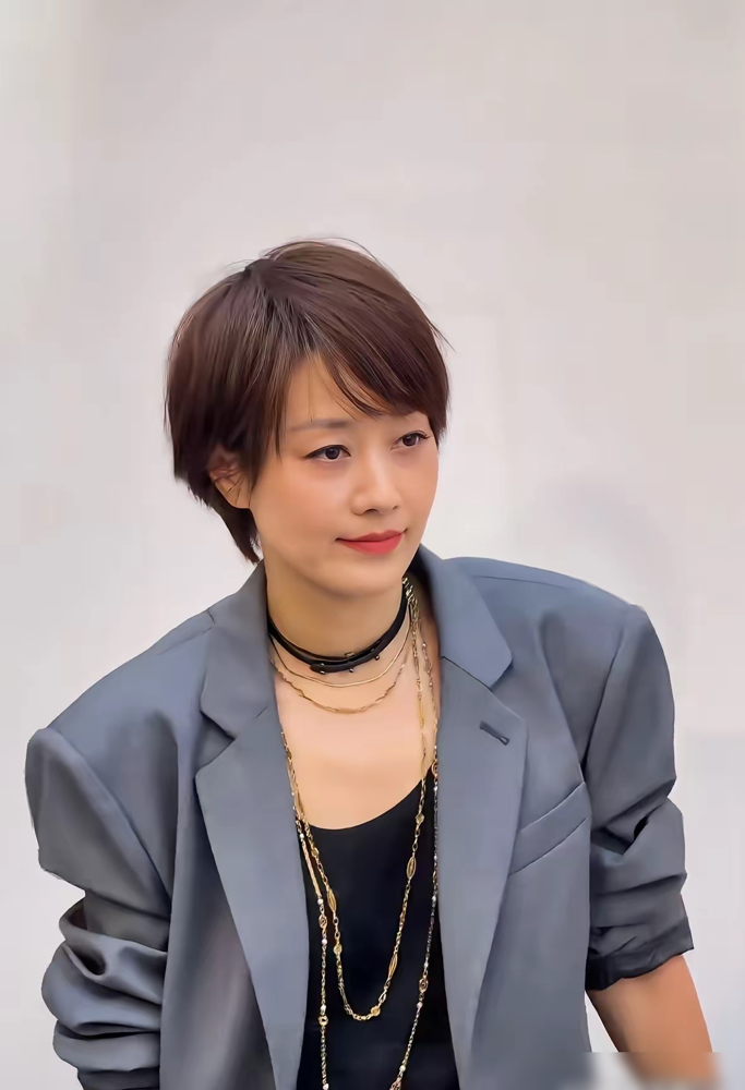 50岁的马伊琍一露面，评论区全在惊叹：这不还是《奋斗》里的夏琳吗？黑色吊带裙，灰西装，克莱因蓝的包往