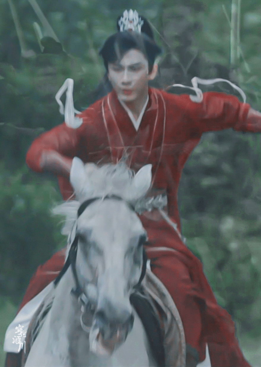 看到成毅骑马仪态，“鲜衣怒马少年气，策马乘风踏星河”具象化了。骑过马的都知道，别