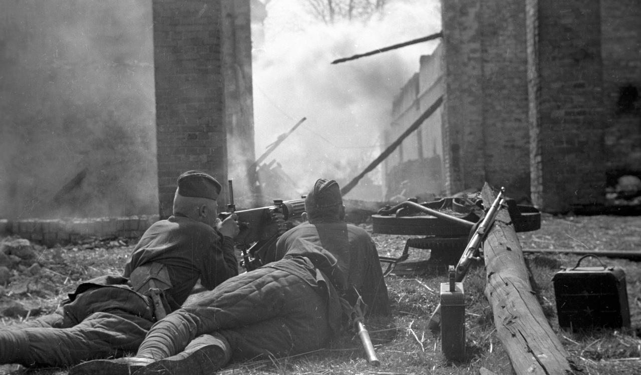 1945年，奥地利。在巷战中，一个苏军机枪小组正在用马克沁重机枪向敌人猛烈射击。