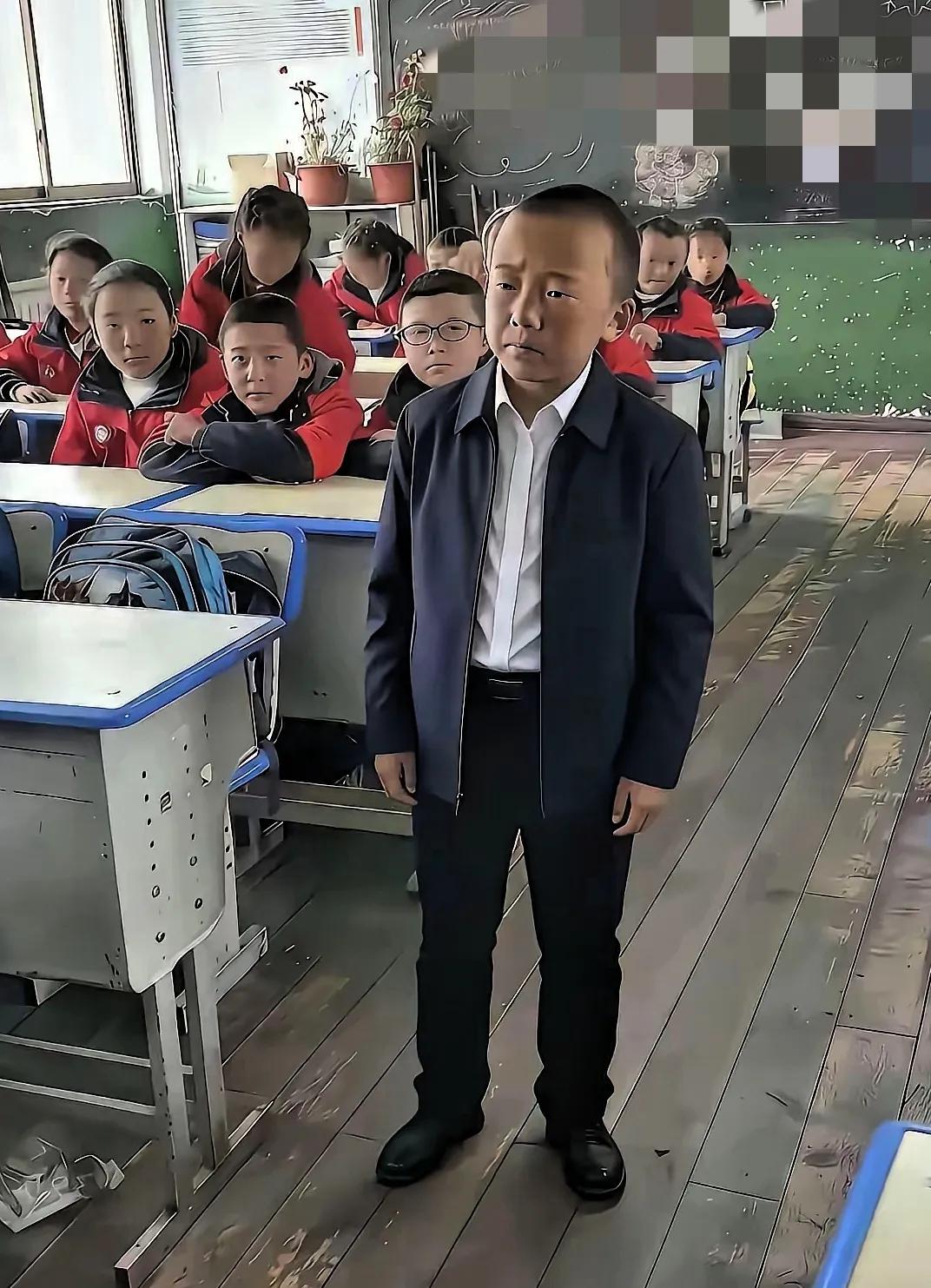 孩子一看，就是校长级别的，你不服不行！这孩子往那一站，妥妥的领导气质，难怪