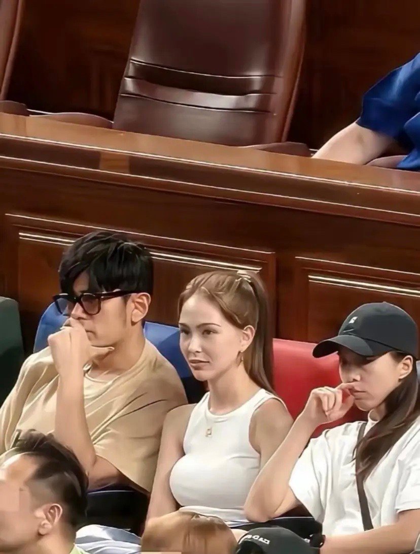 昆凌现在是不是长的越来越像叶惠美了，特别是不戴美瞳的时候更像叶惠美