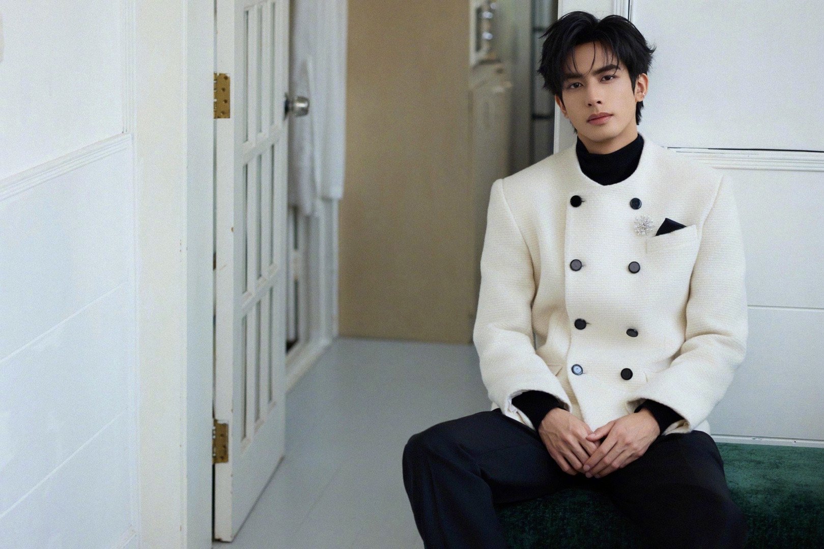 宋威龙白色夹克穿搭温润耀眼宋威龙活动造型释出，以一身简约黑白色调诠释现代王子风范