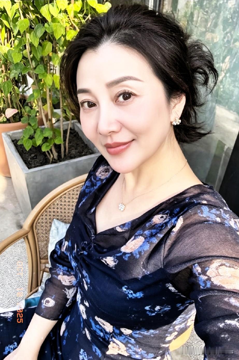 我闺蜜自从离婚后到现在都还没有再婚他现在是45岁的老阿姨了脸型国泰民安