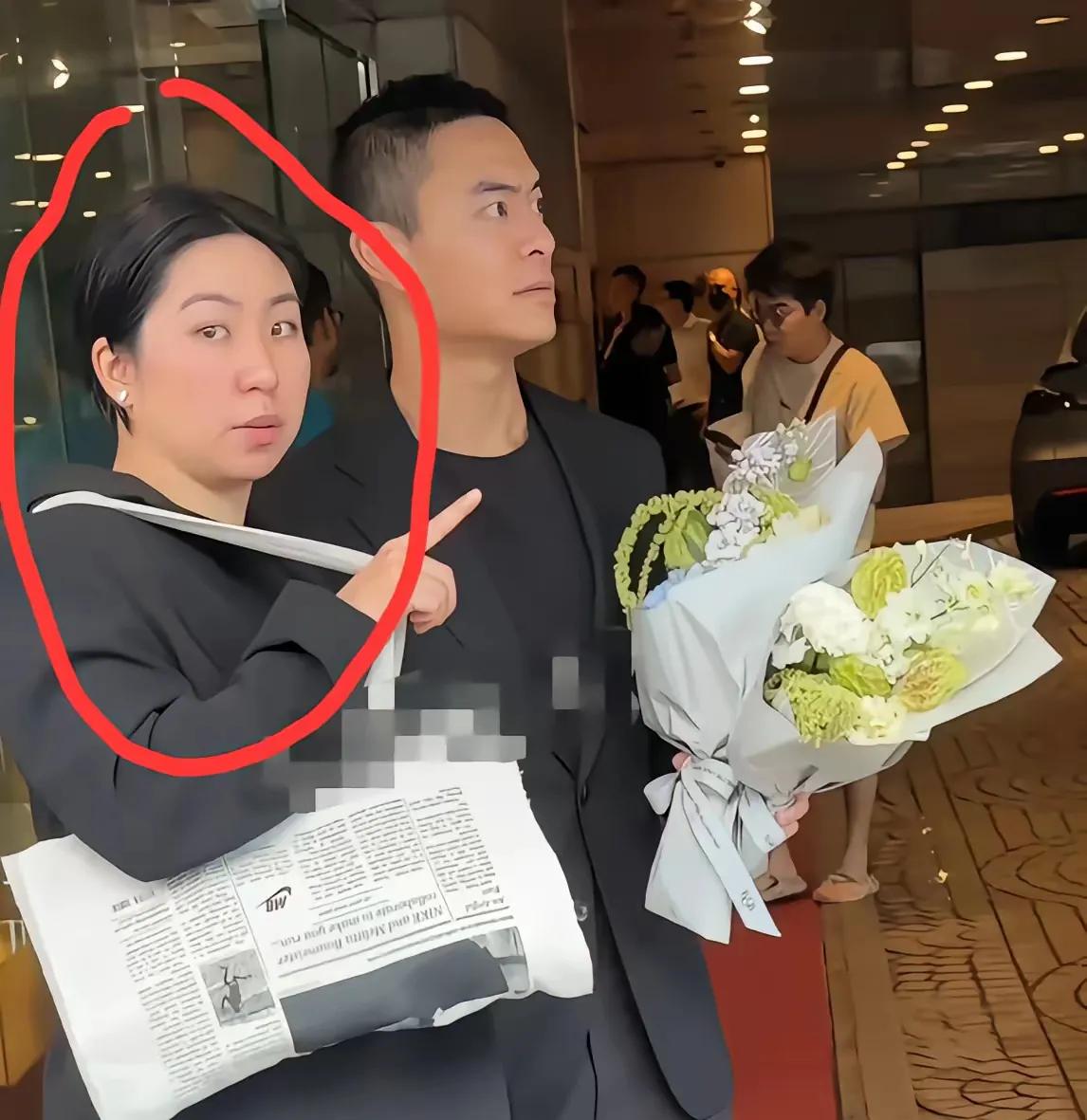 邢爱林真的是那种自信的星二代，长得不好看，家里不缺钱，可是人家30岁了，还是原生