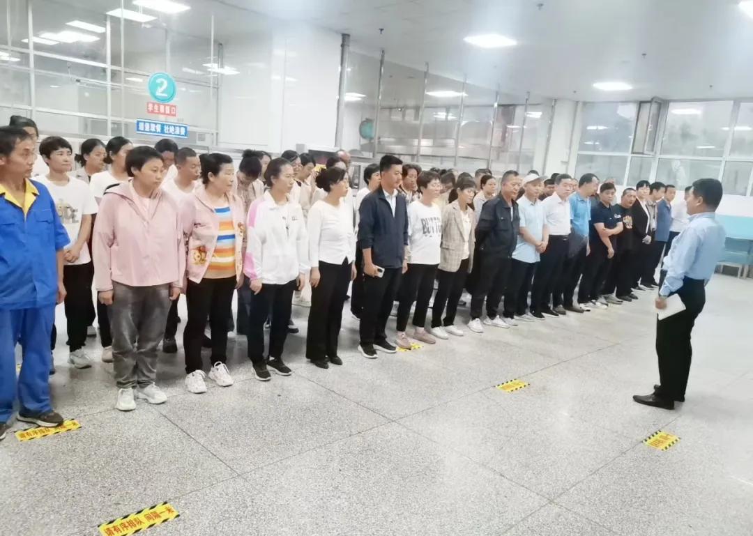 食堂科长夜会摔账本！刘怀浩吼完散会全员愣住不是拍桌子，是摔给摄像头看。9