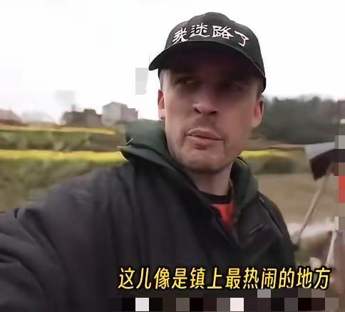 笑不活又好暖！外国博主骑行迷路，竟把湖南喜丧棚当成餐厅要干饭！语言不通闹乌龙