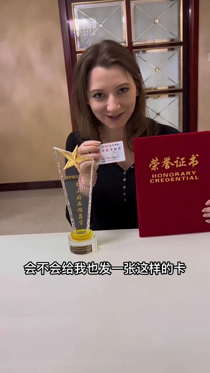 当俄罗斯媳妇远嫁中国山东后，原本想象的浪漫婚后蜜月变成了徘徊在田间地头，各种蔬菜