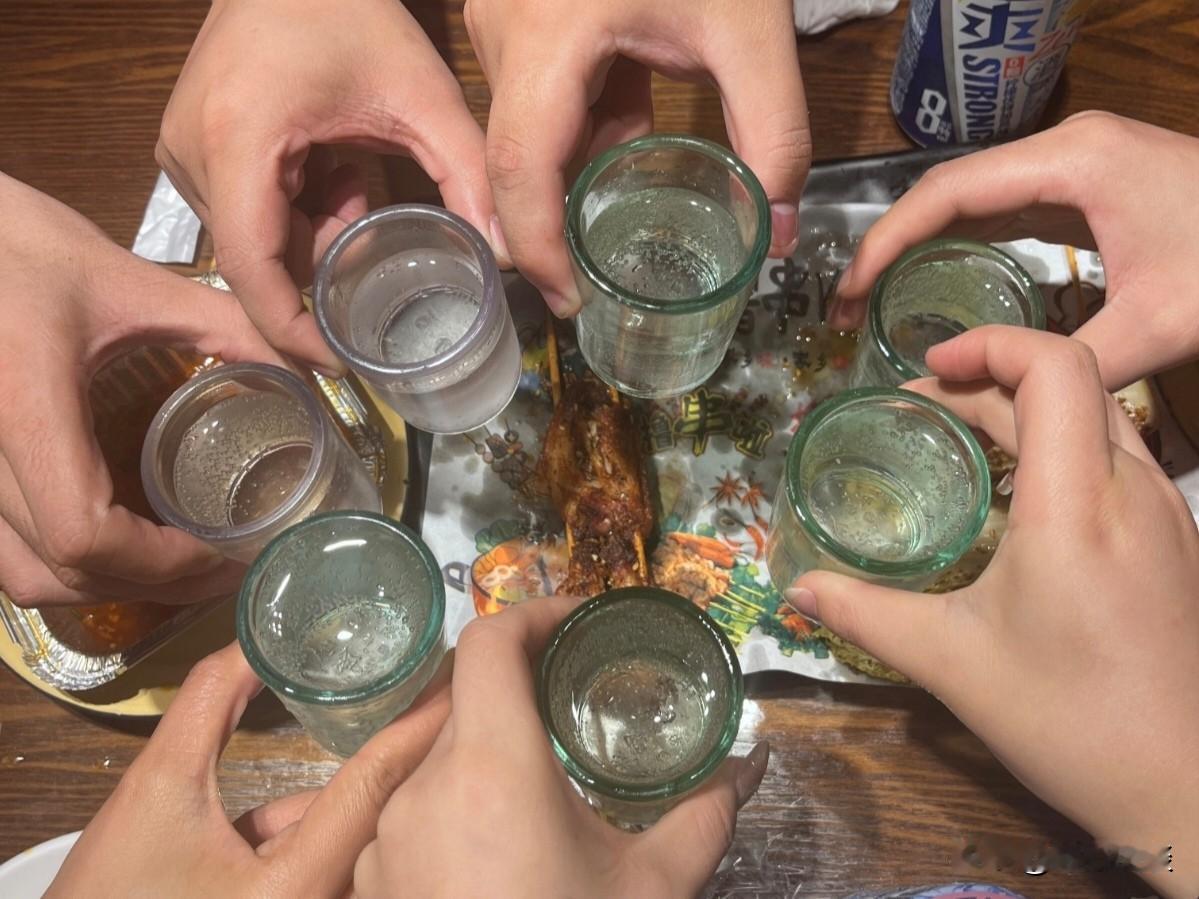 湖北大悟，男子打牌到深夜，散局后和牌友去喝酒撸串，6个人要了一瓶白酒，边吃边聊一