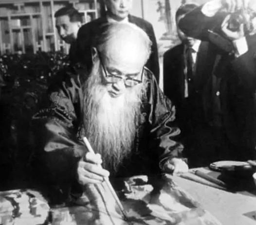 1916年，国画大师张大千，在路上遭遇土匪，他按照对方的要求，给家里写信索要了3