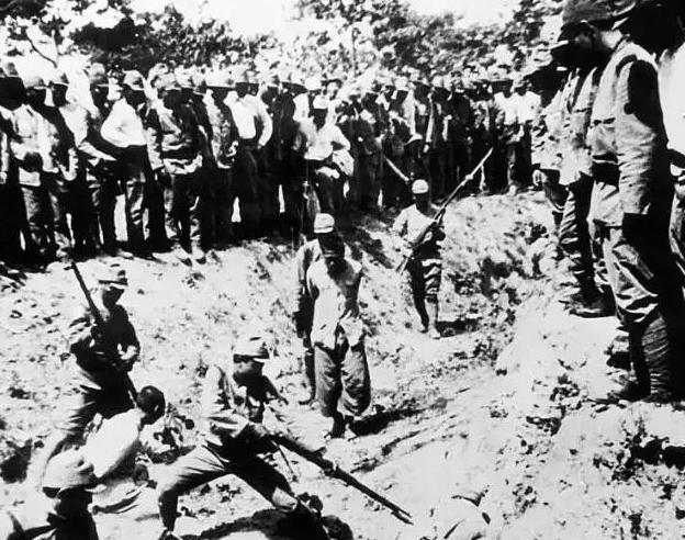 1942年7月，日军佐佐木二郎呲牙咧嘴地倒在血泊之中，血肉模糊的胸前放着一枚六角