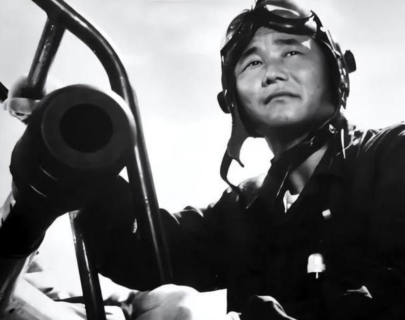 1965年，飞行员高长吉无视毛主席禁令，直接击落一架闯入我国的敌方侦察机，谁料，