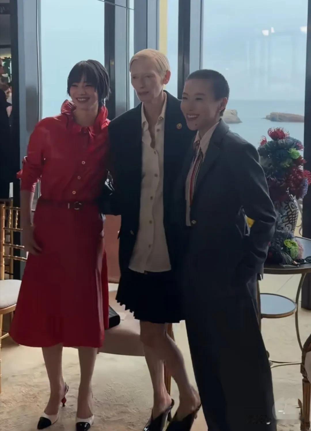 窦靖童在巴黎出席品牌香奈儿的活动，剪了短发的她，形象看起来真的有点一言难尽。穿