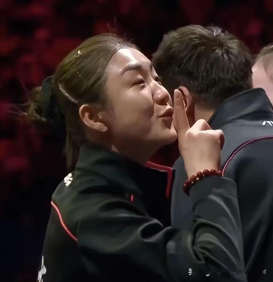 王之蔑视，饭圈闭嘴！陈梦向观众席做出了手势。现场的鬼哭狼嚎，在山东队夺冠之后，在