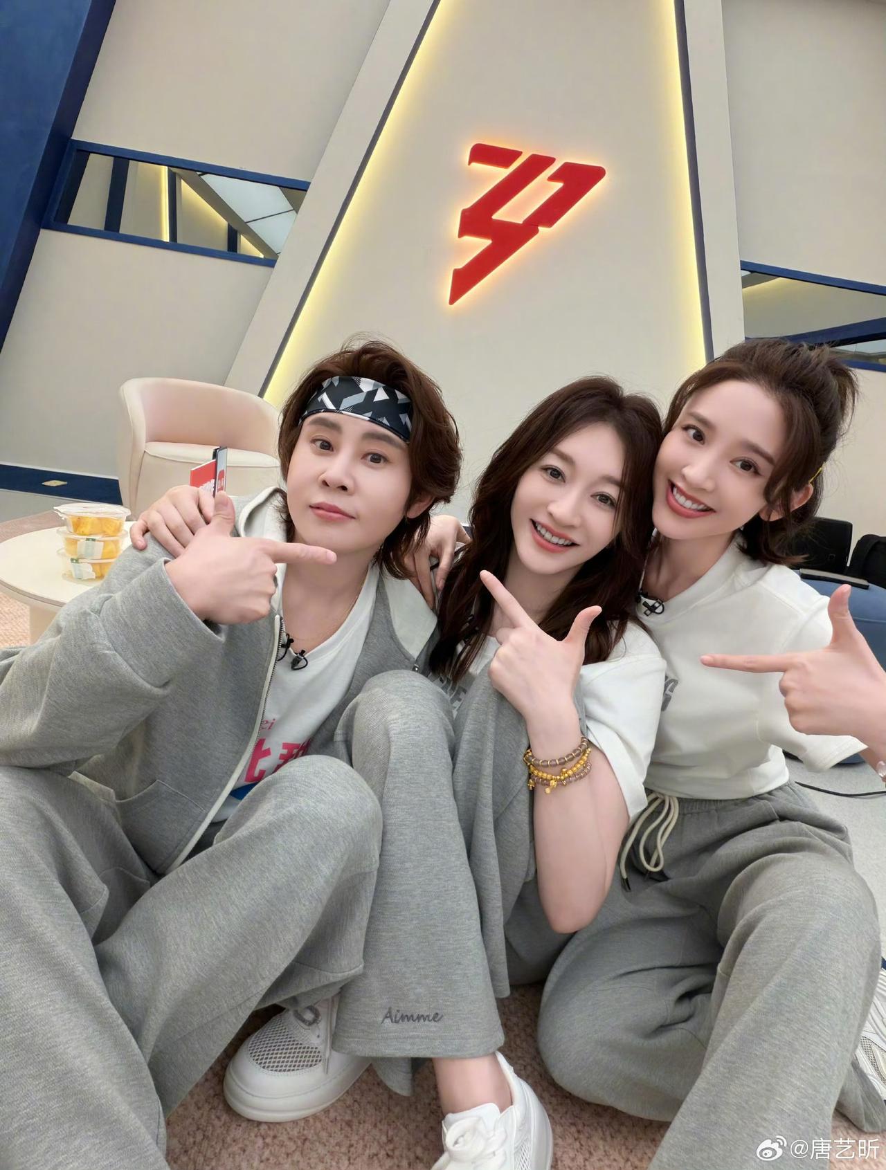 唐艺昕：哎呀，王濛姐，你先别跑了！咱们这是在讨论动作，不是在开运动会，你这腿怎么