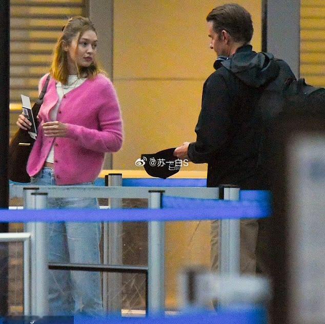 GigiHadid和BradleyCooper在纽约JFK机场👇​​​