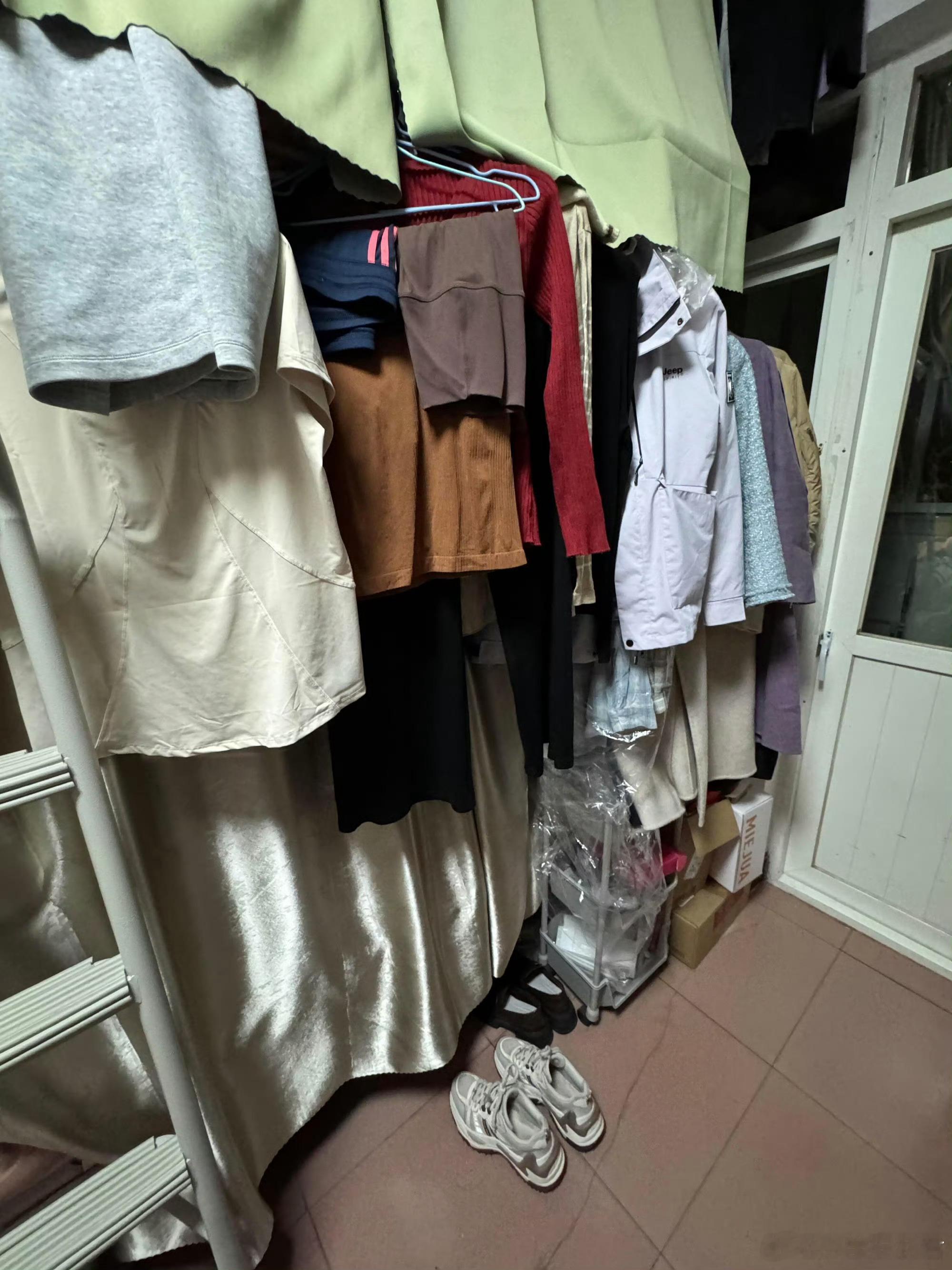 舍友说不觉得自己这样挂衣服有错​​​​
