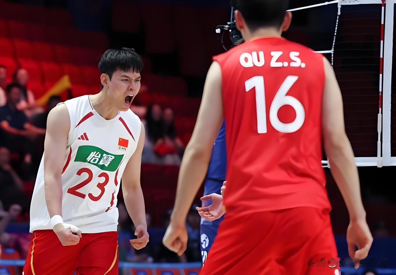 半决赛中国男排🆚日本男排正在直播，中国男排后来居上25-23先赢一局!202