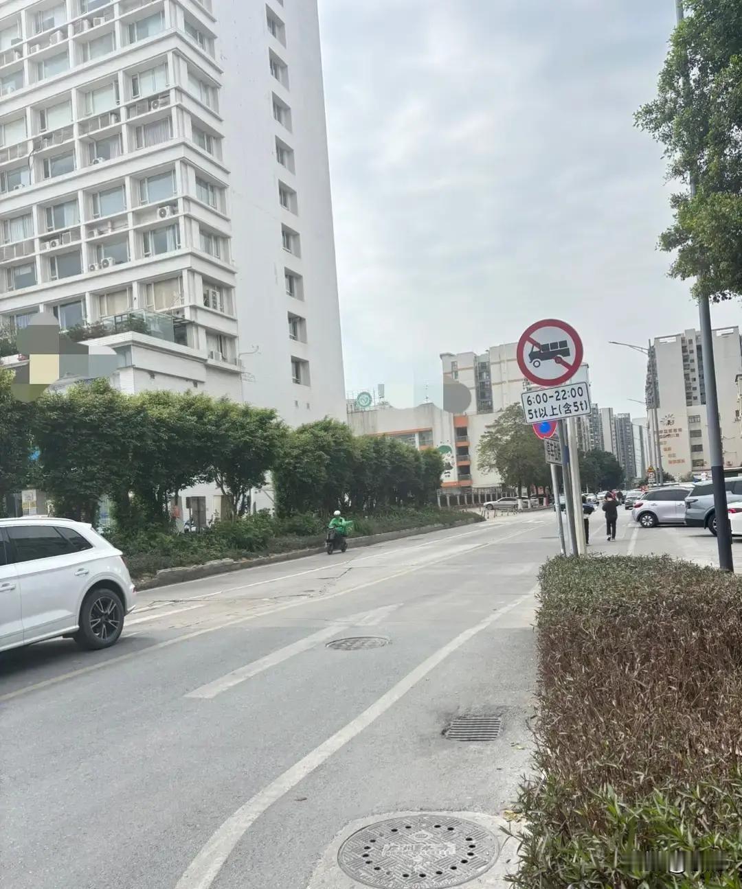 小姑子带着俩娃回娘家过年，非说主卧方便孩子写作业，把我跟老公赶去书房打地铺。