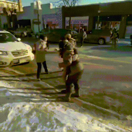 清空弹夹式击杀，一枪打不死，索性再补9枪：第一位完美受害人出现。被ICE特工射