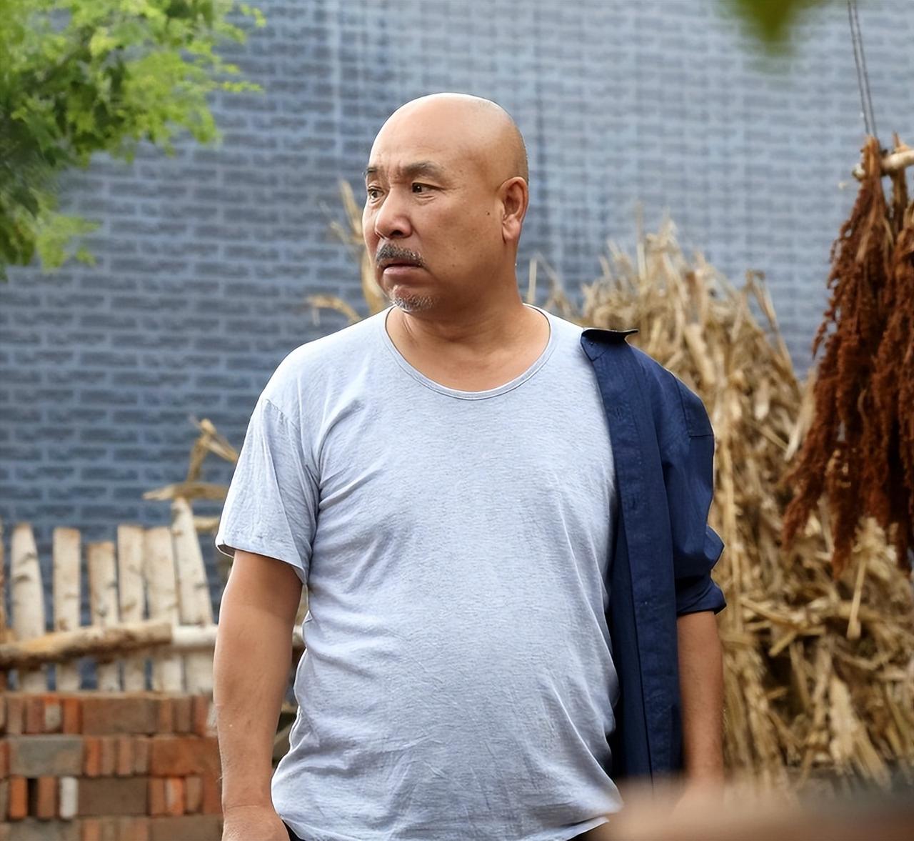 片酬千万的李幼斌，接到一个电话：“师哥，我没钱了，你来不来？”打电话的，是他发小