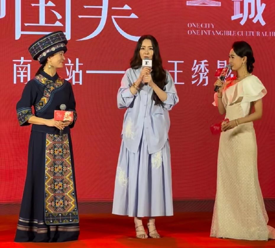 有网友在江西南昌偶遇郭碧婷，她真的好漂亮！这颜值超顶级，她整个人也特别松弛淡定，