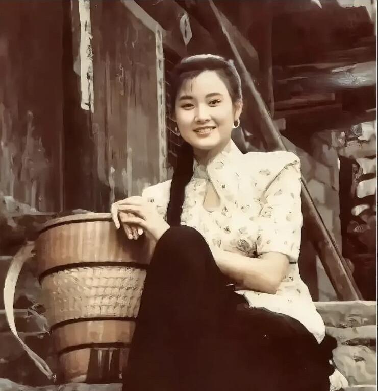 这是拍摄于30多年前的照片，那个时候的美女可真是好看，没有美颜，没有任何的高科技