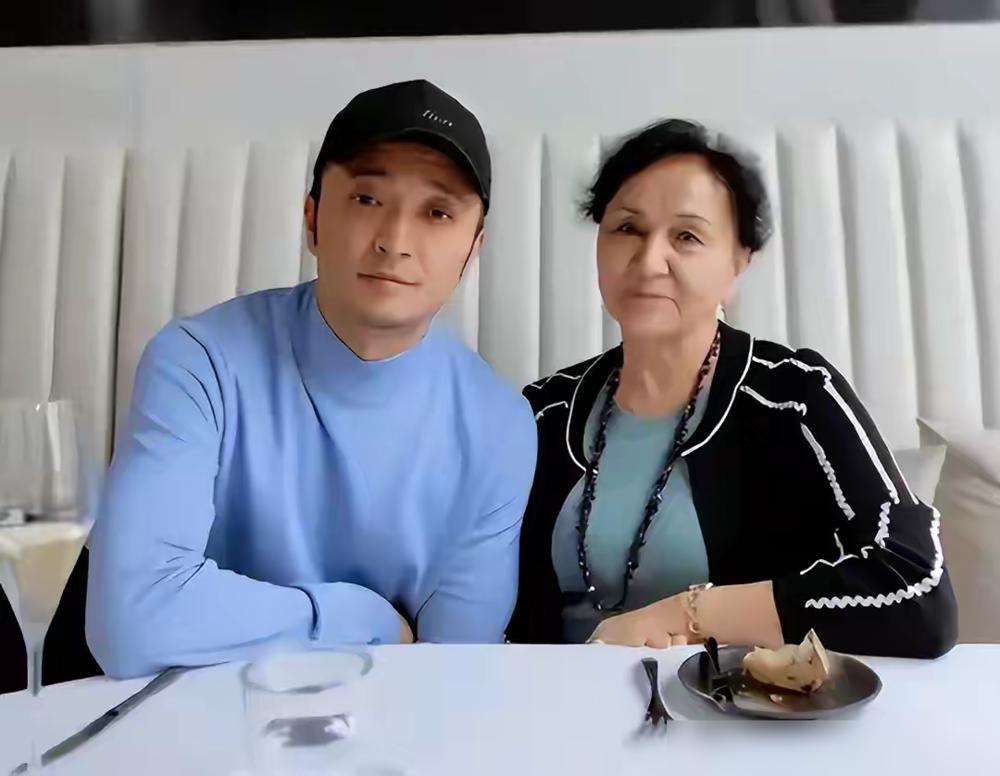 别再吹尼格买提的孝顺了。我告诉你，这根本不是选择，这是一场无可逃避的清算。他