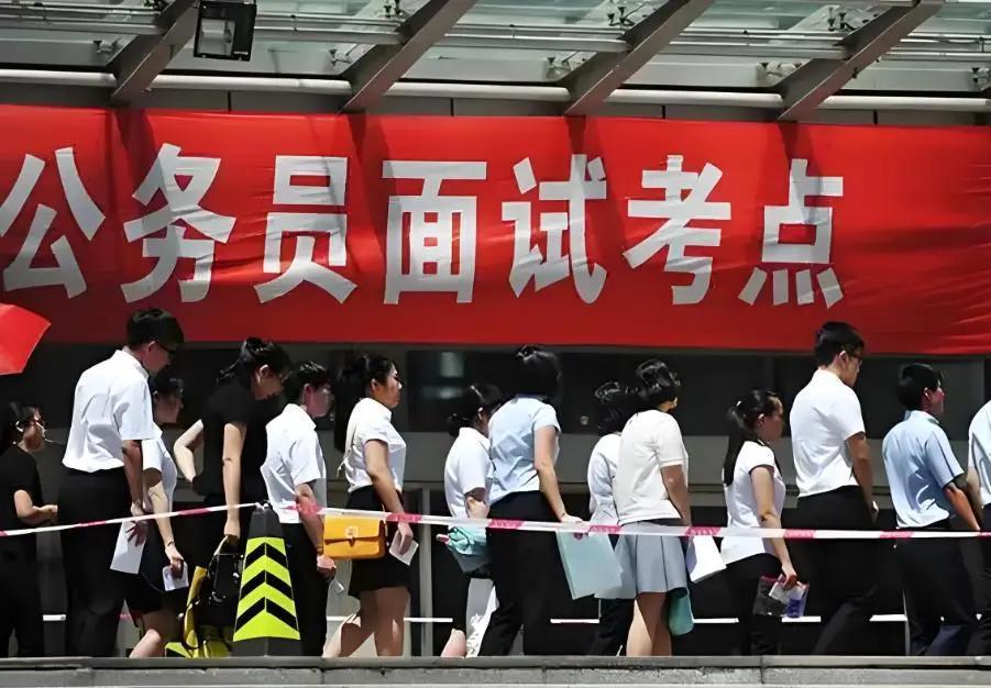 现在网上有一些年轻人瞧不上公务员那点稳定工资，但张雪峰这话真该听听：“你在社会上