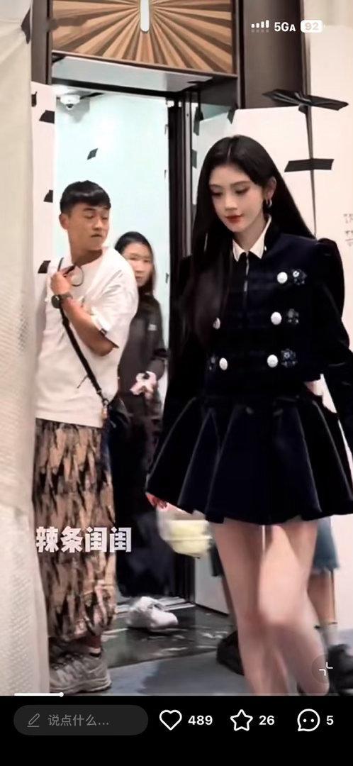 鞠婧祎万花世界今日路透来啦，黑丝绒短裙好适配，一瞬间就回忆到了之前一战成名的黑丝