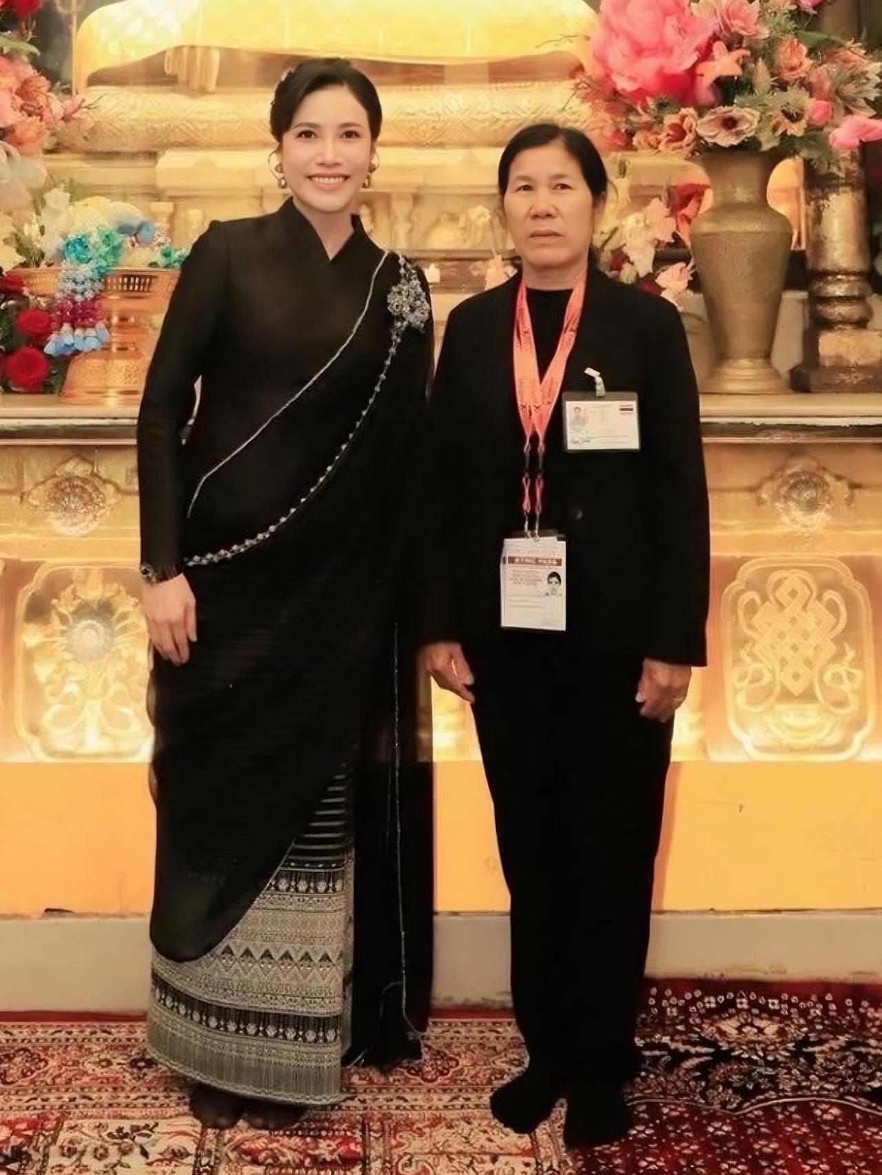 诗妮娜贵妃公务繁忙，王室地位飙升诗妮娜贵妃在母亲坤英·普拉妮·昂蓬陪同下，于佛