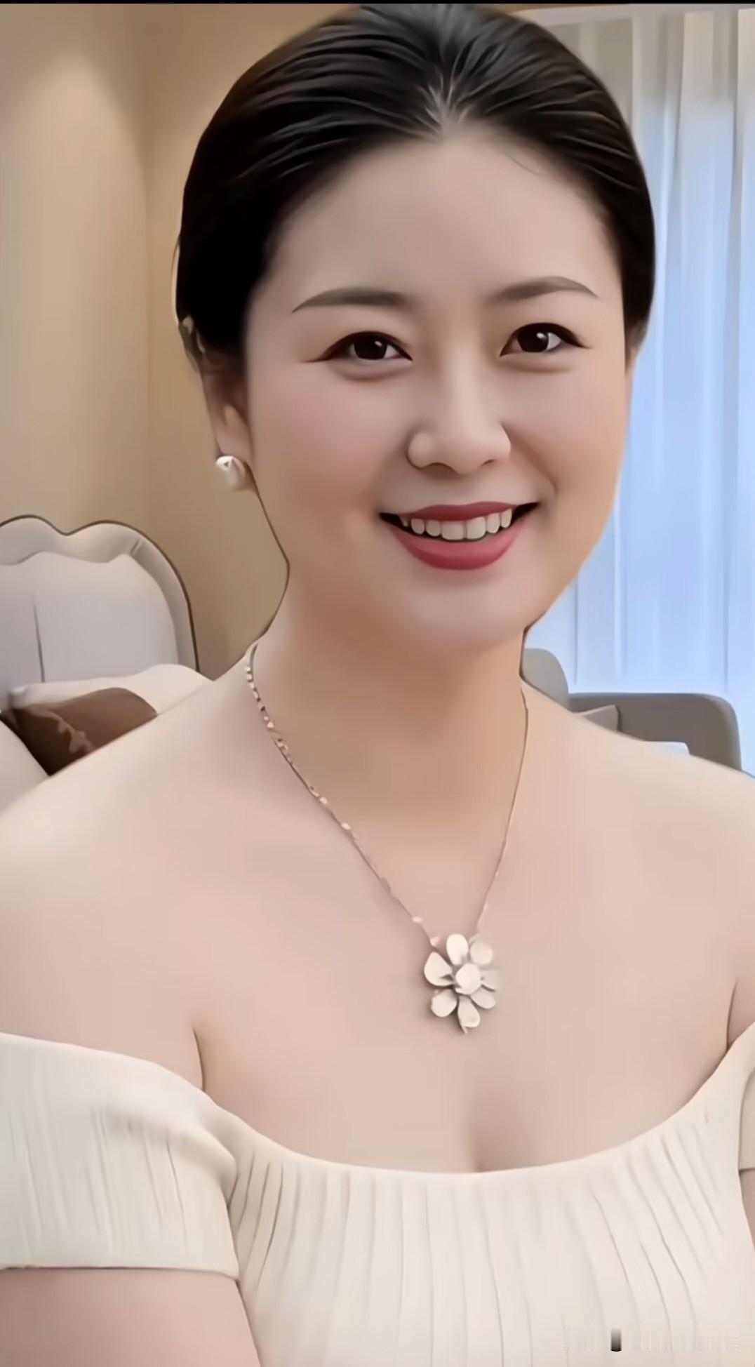 定风波·浅笑嫣然眉眼温柔笑意扬，素衣清雅自端庄。静守本心无俗扰，恬淡，一