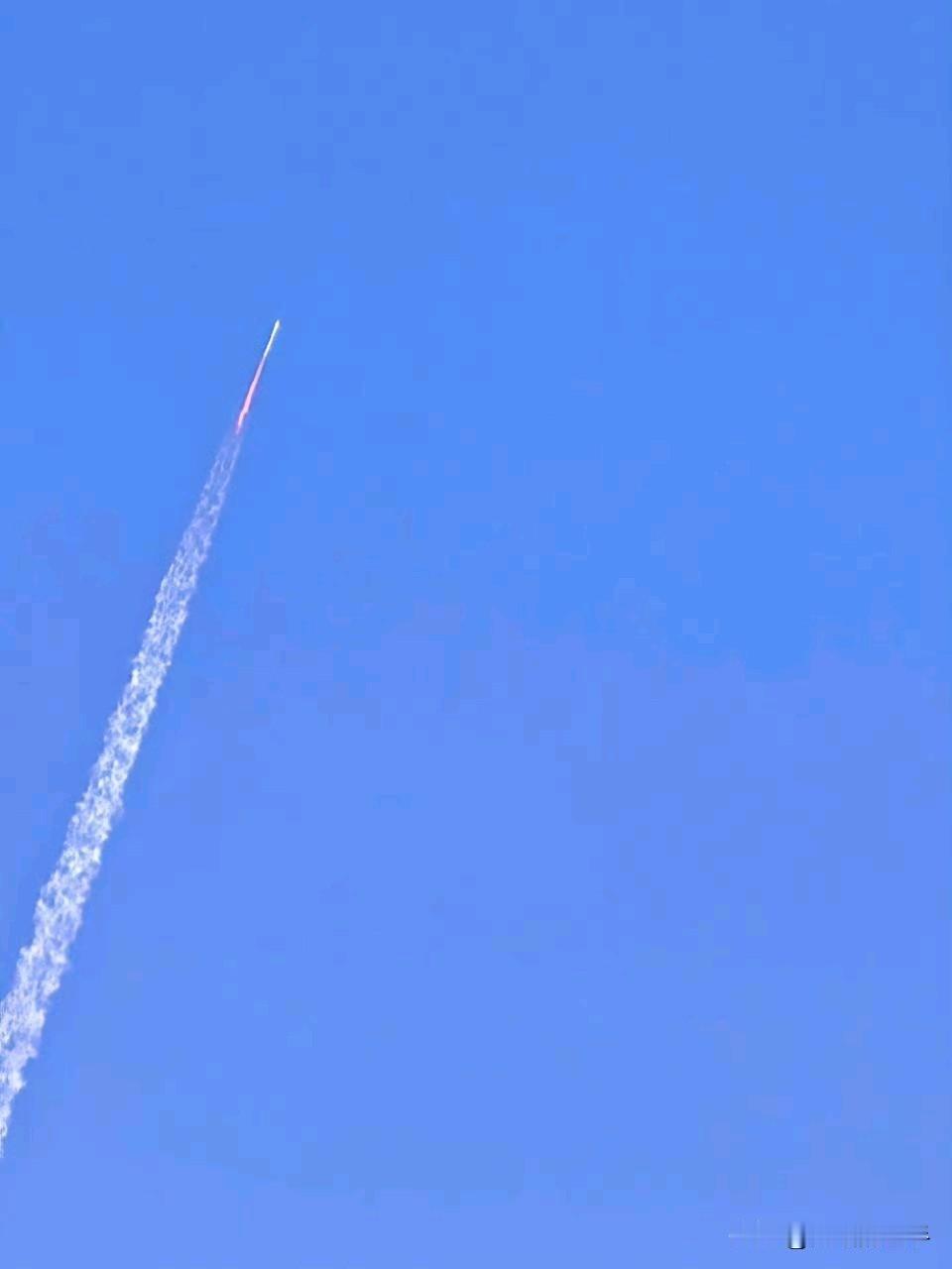 朱雀3号已于12点整准时从酒泉商业航天发射场点火升空，期待后续过程顺利完成。载荷