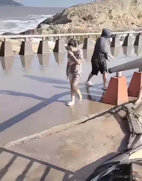 一家四口，从云南跑到浙江温岭去看海，因为有台风，都通知了不让靠近，但是还是有人不