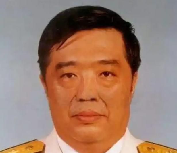 1998年，香港，贺龙之子贺鹏飞，看四下没人，闪身冲进一间商人办公室，凑到那人耳