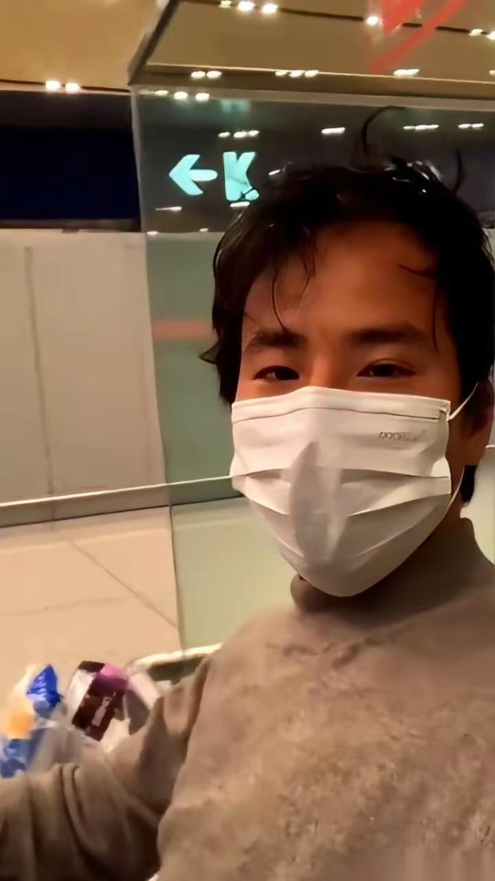 现在想起来还后背发紧，那个“西藏冒险王”王相军在冰瀑下的视频，我真就刷到过一次。