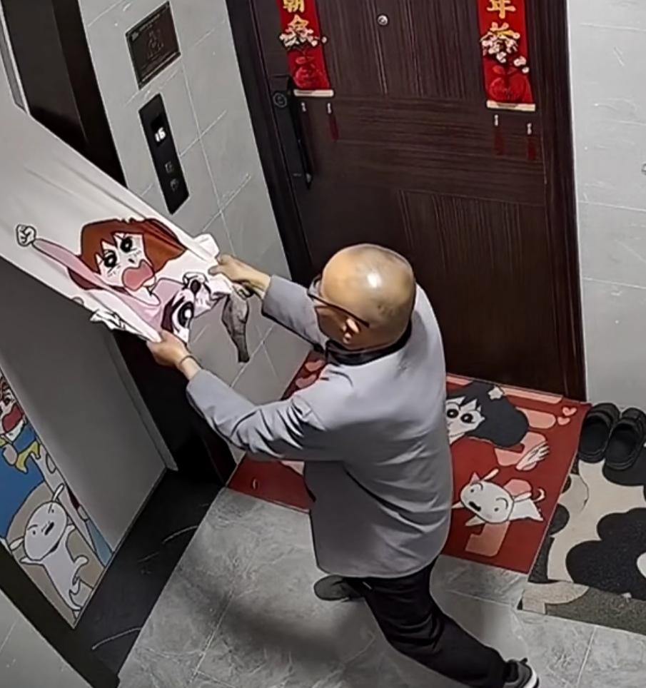 物业大叔，将电梯门外的贴纸奋力扯下。他的这一举动，产生了一点争议。视频中可