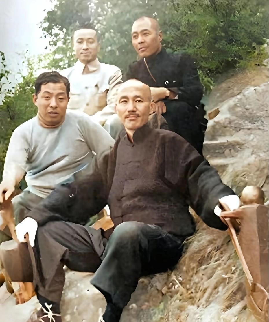 照片摄于1936年11月，即西安事变前一个月，张学良将军陪同蒋游览西岳华山。第