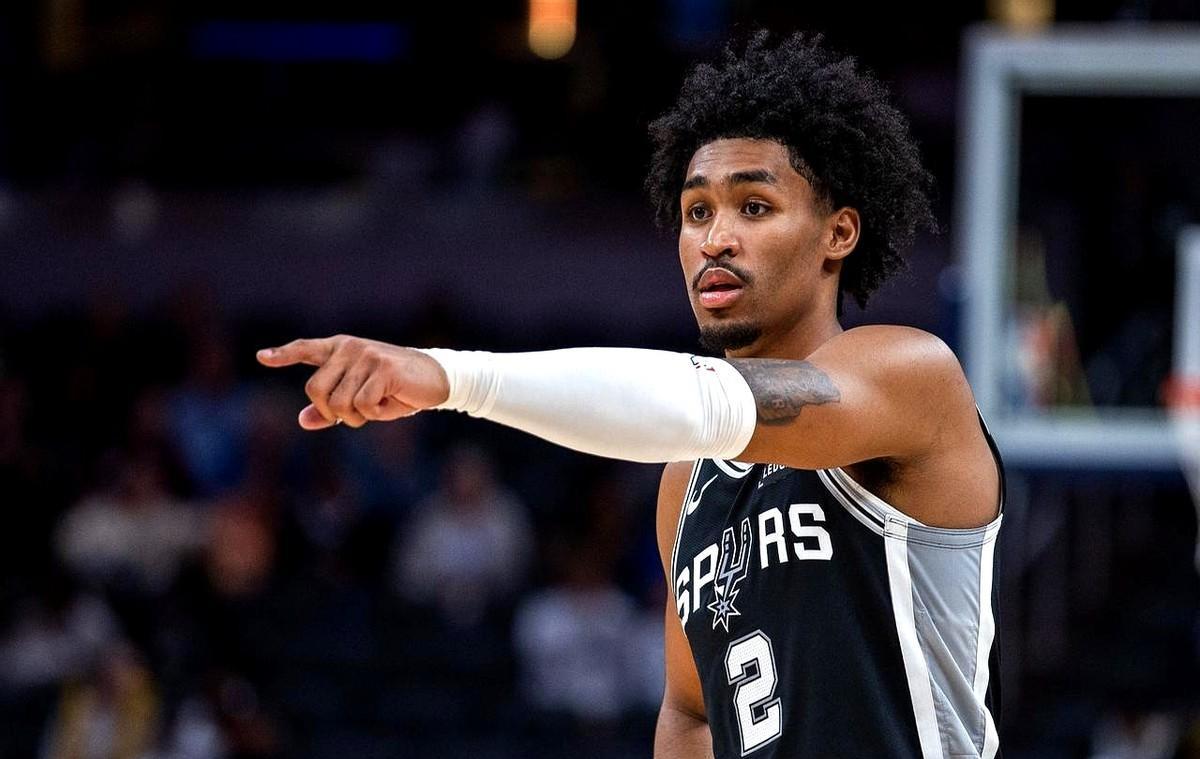 哈珀这小子，不声不响，把新秀该走的路全跳了。场均16分5助攻，三分四成一，关键