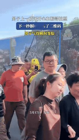 猴哥：“大哥，要合个影吗？”大哥：“哇！孙悟空！太酷了！我左拍拍，右拍拍……