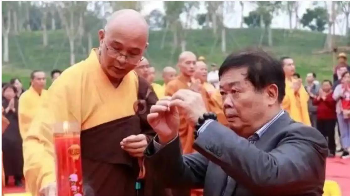 有一次，曹德旺和王石一起参观了福建万福寺，这座寺庙因为连续遭受天灾，已经年久失修