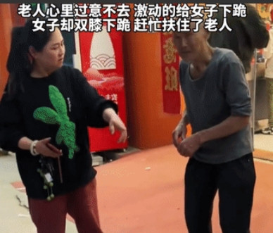 “看哭了，老人家太可怜了”！安徽，一位老大爷在街头用推车推着老伴儿，夫妻俩头发苍