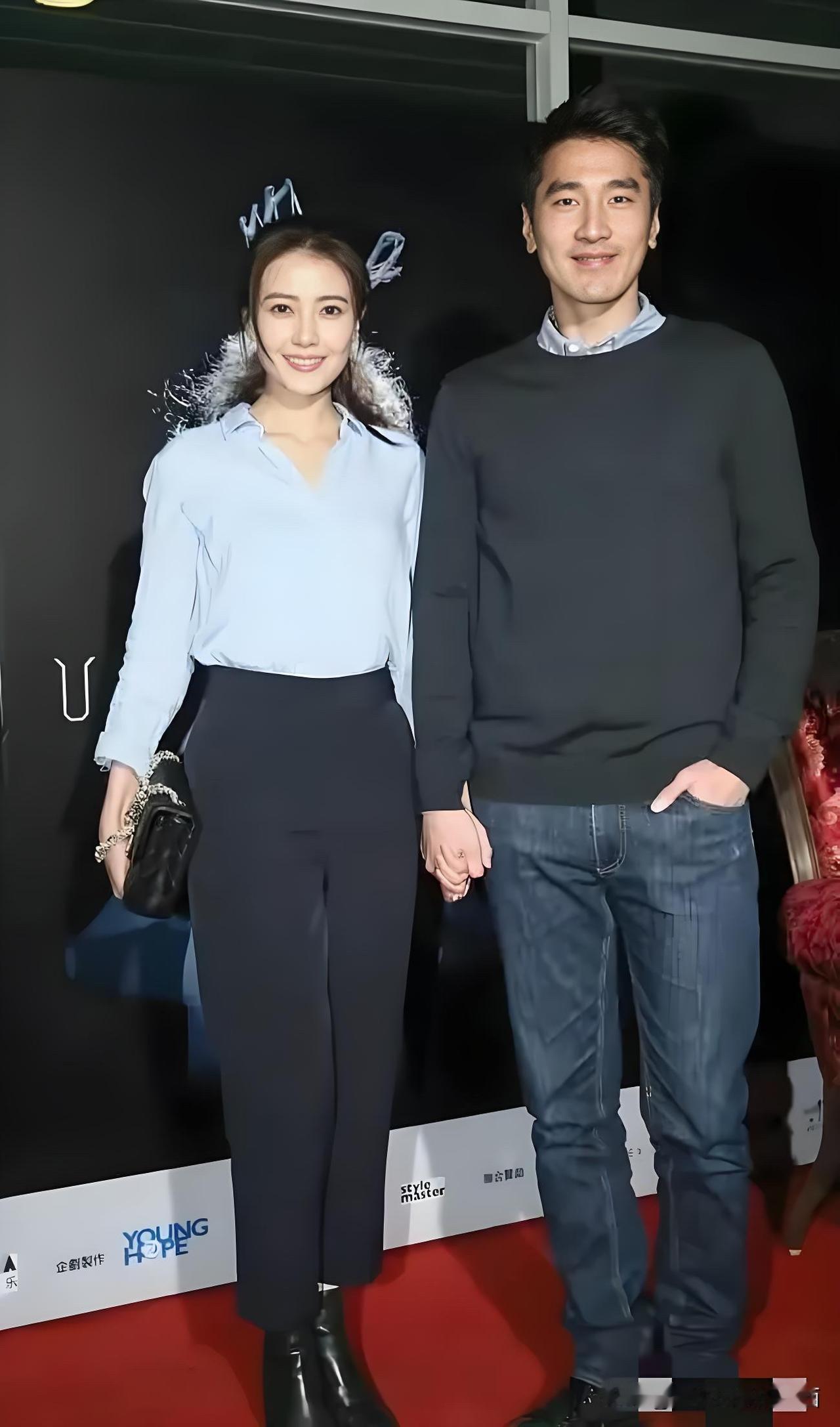 这是明星夫妻里面最不会离婚的一对，高圆圆从年轻的时候就很美，现在看着是知性干练的