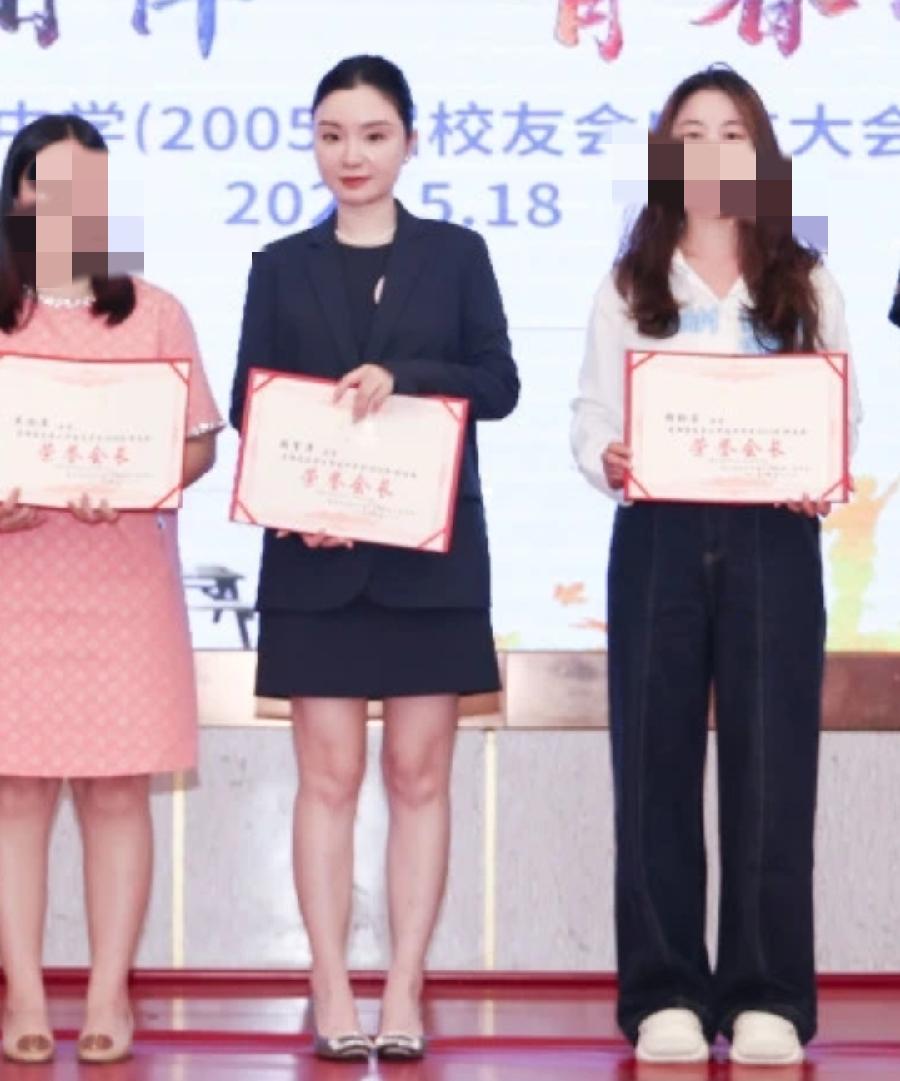晋江辉腾鞋厂女老板叫赖育萍，这位晋江远华中学（初中），2005届知名女校友，也叫