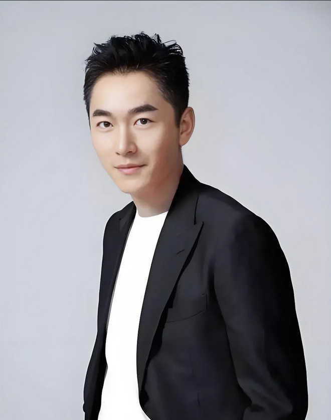 演员这行早不是“躺赚”的代名词了，朱泳腾说：“拍戏就像座金字塔，站在顶端的也
